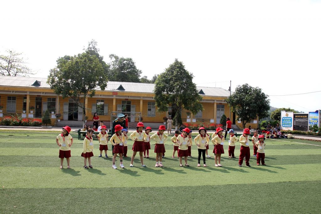 Các bạn nhỏ Sakura Montessori Hạ Long trải nghiệm vận động dưới sự hướng dẫn của bộ đội Phòng không - không quân