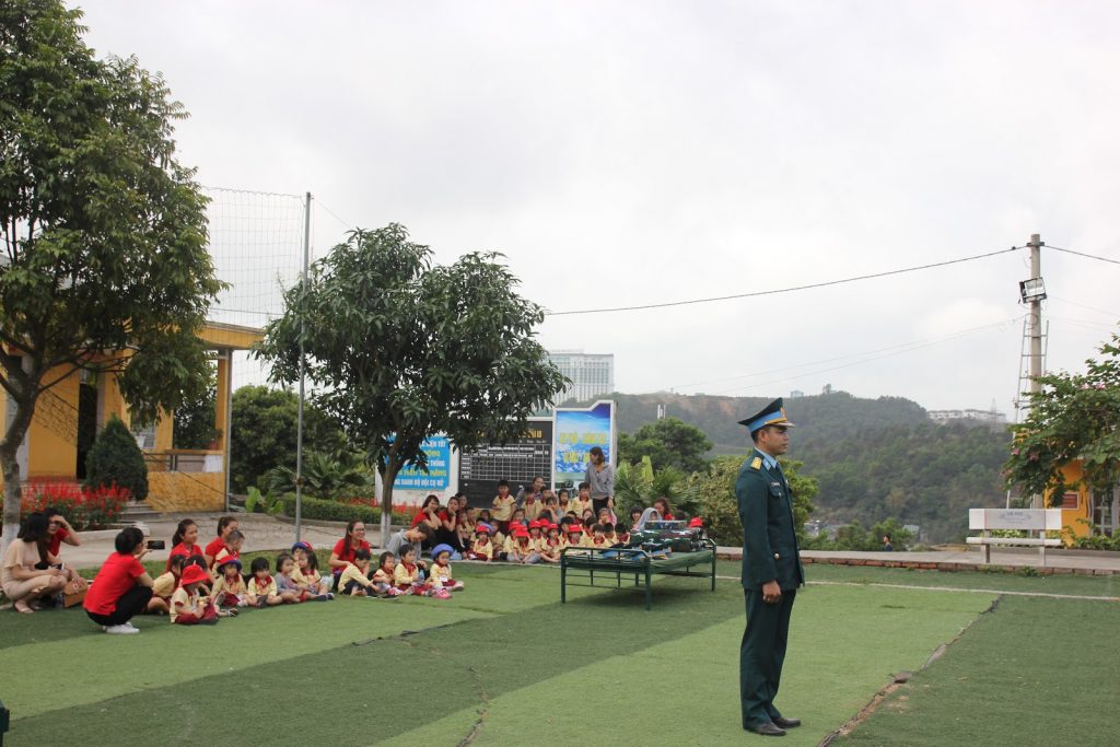 Mỗi bạn nhỏ Sakura Montessori đều luôn chú ý theo dõi thao tác của bộ đội chỉ huy