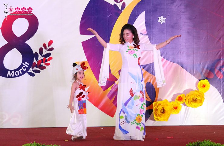 Học sinh mầm non quốc tế tỏa sáng cùng mẹ trên sân khấu catwalk độc lạ