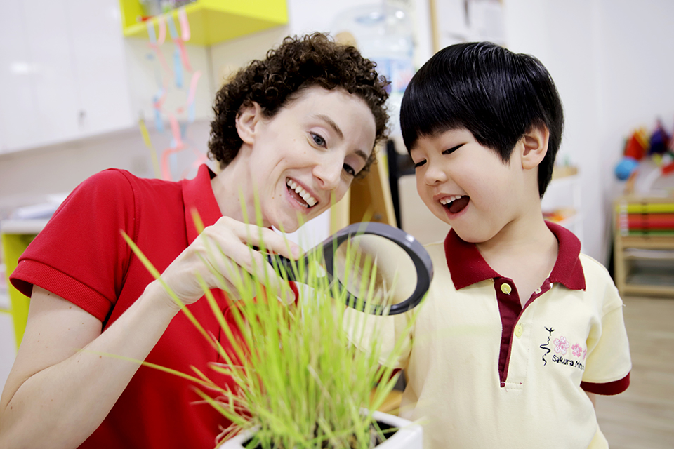 Tại Sakura Montessori, các bạn nhỏ được khuyến khích thể hiện vốn tiếng Anh của mình trong giao tiếp với thầy cô, bạn bè để cùng trải nghiệm những bất ngờ thú vị và ấn tượng nhất.