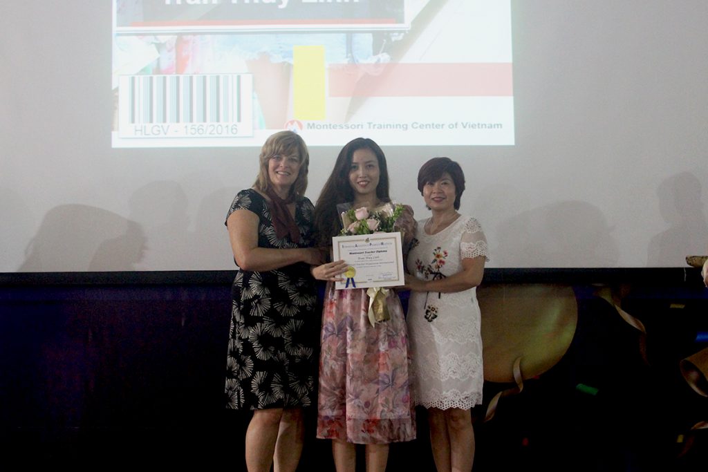 Đội ngũ giáo viên Sakura Montessori nhận chứng chỉ đào tạo Montessori Quốc tế