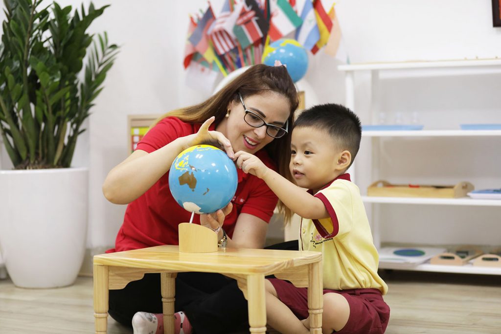Phát triển ngôn ngữ và tư duy: Trọng tâm đào tạo của phương pháp Montessori