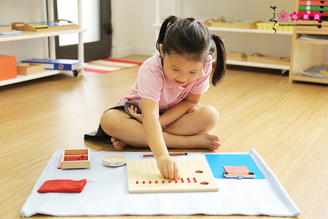 Bảng gỗ số tập đếm từ 1 đến 100 giáo cụ Montessori đồ chơi trẻ em