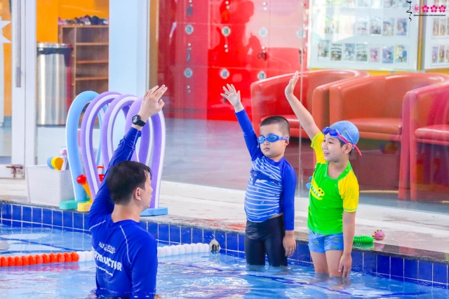 Hào hứng cùng các bạn nhỏ lớp Pansy tại lớp học bơi Aqua - Tots