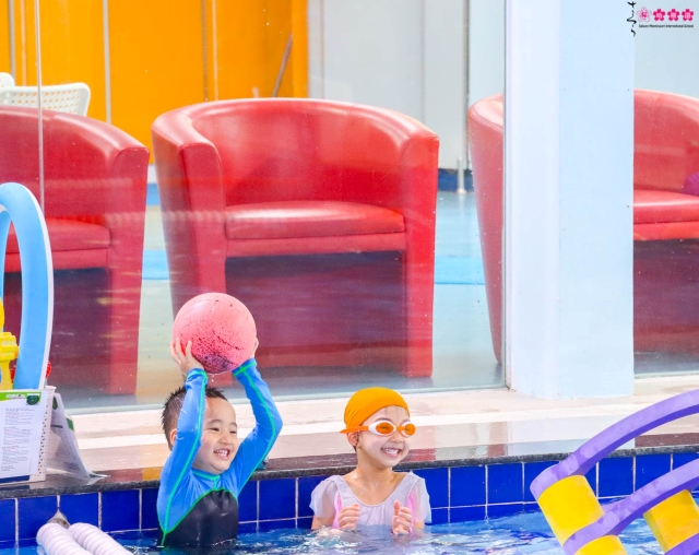 Hào hứng cùng các bạn nhỏ lớp Pansy tại lớp học bơi Aqua - Tots