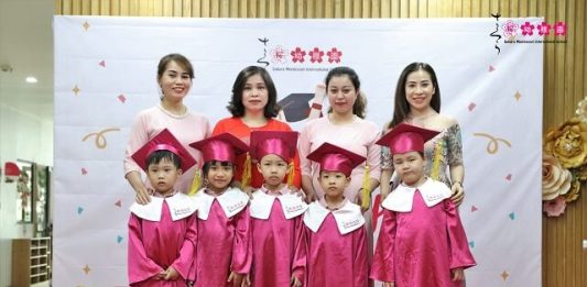 Xúc động ngày ra trường của các SMISers Hai Bà Trưng