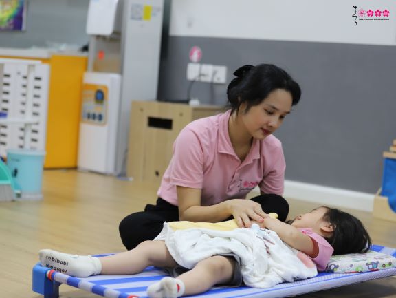 Sakura Montessori tổ chức giờ ngủ cho trẻ mầm non