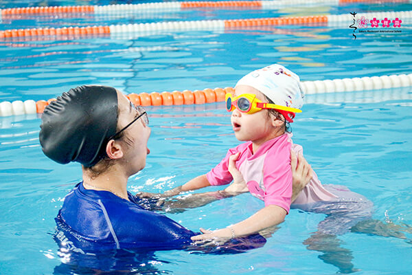Chương trình bơi sinh tồn Aqua-Tots chuẩn Mỹ tại Sakura Montessori Dương Kinh